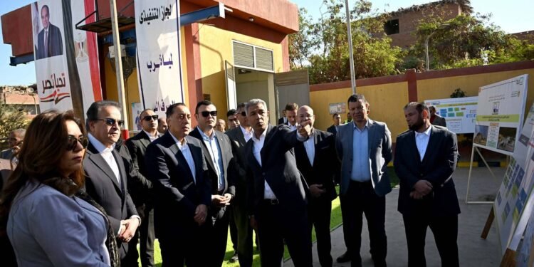في بداية جولته بمشروعات المبادرة الرئاسية “حياة كريمة” بقرى مركز الصف بالجيزة:رئيس الوزراء يتفقد محطة رفع “الفهميين” للصرف الصحي
