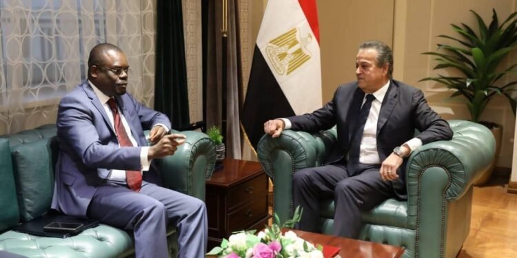 نائب رئيس مجلس الوزراء وزير الصحة يناقش مع مدير «Africa CDC» سبل التعاون المشترك