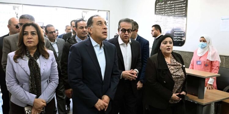 في ختام جولته بمشروعات ” حياة كريمة” بقُرى الصف: رئيس الوزراء يتفقد وحدة طب الأسرة بقرية “الودي”