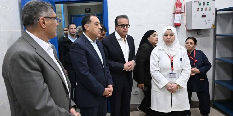 في ختام جولته بمشروعات ” حياة كريمة” بقُرى الصف:رئيس الوزراء يتفقد وحدة طب الأسرة بقرية “الودي”