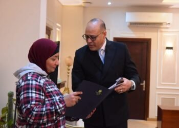 وزير العمل يوفر إعانة مالية و فرصة عمل لصاحبة الفيديو المتداول بشأن التخلي عن أبنائها الأربعة