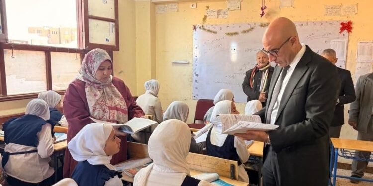 وزير التربية والتعليم يجري جولة مفاجئة بمدارس إدارتي ببا وسمسطا بمحافظة بني سويف لمتابعة انتظام العملية التعليمية
