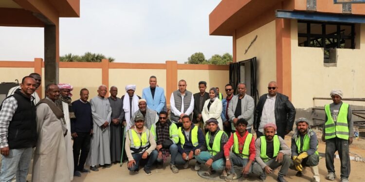 ضمن مشروعات مبادرة  ” حياة كريمة “محافظ أسوان.. يتابع ميدانياً معدلات الإنجاز لمشروع الصرف الصحى المتكامل بقرية غرب أسوان