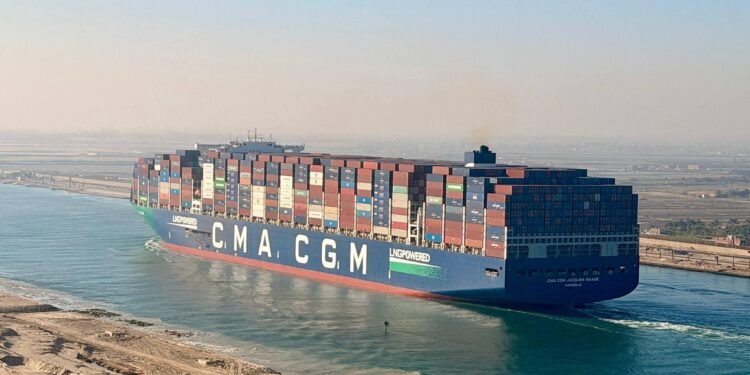 قناة السويس تشهد عبور سفينة الحاويات العملاقة CMA CGM JACQUES SAADE إحدى أكبر سفن الحاويات في العالم إيذانًا ببدء العودة الكاملة لسفن المجموعة الفرنسية