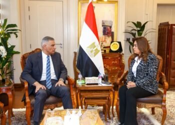 لقاء محافظ أسوان مع وزيرة التنمية المحلية: متابعة مشروع رفع كفاءة النظافة العامة وإنشاء مصنع لتدوير المخلفات ومدفن صحى.