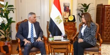 لقاء محافظ أسوان مع وزيرة التنمية المحلية: متابعة مشروع رفع كفاءة النظافة العامة وإنشاء مصنع لتدوير المخلفات ومدفن صحى.