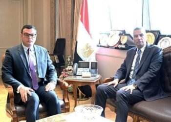 محافظ أسوان يعرض أبرز التحديات على وزير  الإسكان وخاصة مشاكل الصرف الصحي.