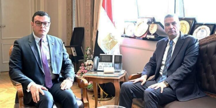 محافظ أسوان يعرض أبرز التحديات على وزير الإسكان وخاصة مشاكل الصرف الصحي.