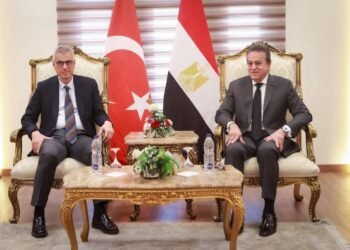 وزير الصحة والسكان يستقبل نظيره التركي بمطار القاهرة الدولي