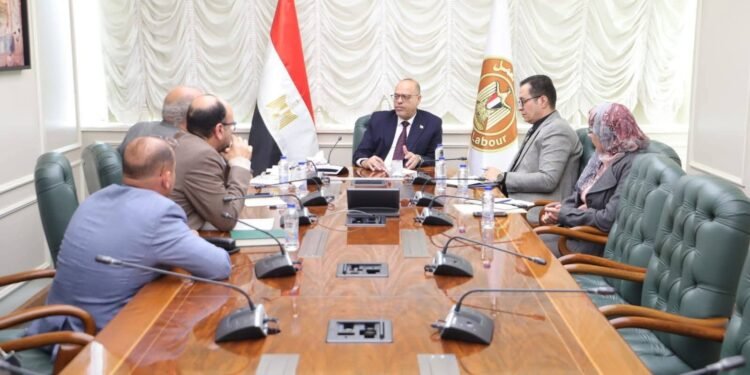 وزير العمل يبحث التعاون المشترك مع مركز بحوث وتطوير الفلزاتويُوجه بتنفيذ منحة تدريبية مجانية لـ100 متدرب