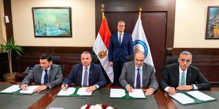 وزير البترول والثروة المعدنية يشهد توقيع عقد تمويل مجمع إنتاج السيليكون المعدني