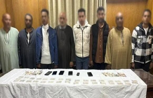 ضبط 8 أشخاص بحوزتهم بطاقات شخصية وأموال لتوجيه الناخبين لصالح مرشح بسوهاج