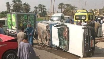 مصرع شخص وإصابة 5 آخرين إثر انقلاب سيارة نقل بصحراوى البحيرة