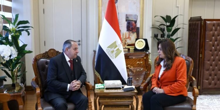 وزيرة التنمية المحلية تتابع مع محافظ بورسعيد أعمال تطوير أسواق الحميدي والتجاري ومنظومة المخلفات والمشروعات الجاري تنفيذها في المحافظة