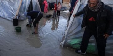 حرب الشتاء القارص تُغرق الخيام بغزة..والمرحلة الثانية لإتفاق الهدنة يقترب من التنفيذ