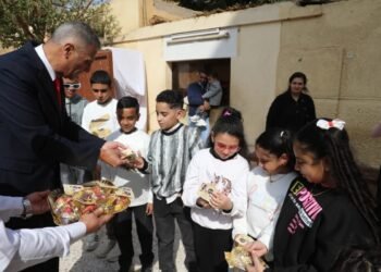 بالصور..محافظ أسوان يوزع كروت تهنئة الرئيس والهدايا على الأطفال بمختلف الكنائس بمناسبة عيد الميلاد المجيد