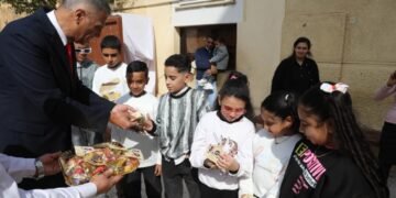 بالصور..محافظ أسوان يوزع كروت تهنئة الرئيس والهدايا على الأطفال بمختلف الكنائس بمناسبة عيد الميلاد المجيد