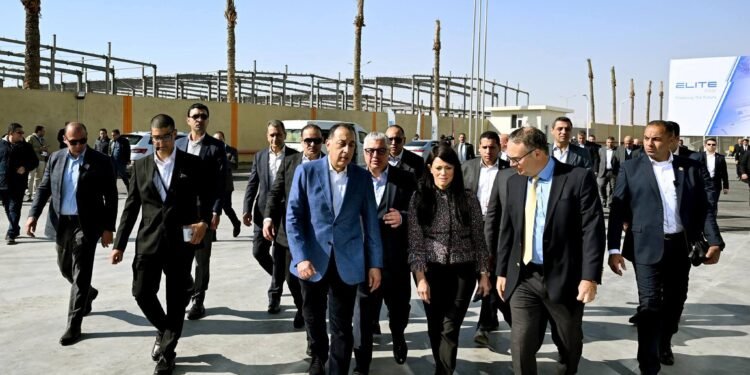 رئيس الوزراء يبدأ جولة موسعة لافتتاح مشروعات صناعية ولوجستية جديدة بالمنطقة الاقتصادية لقناة السويس