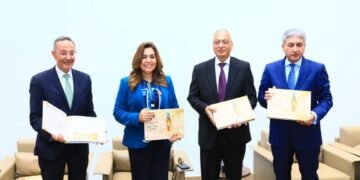 الدكتورة منال عوض والسيد شريف فتحي يتسلمان تقرير البصمة الكربونية لحفل الافتتاح الرسمي للمتحف المصري الكبير تمهيدًا لإعلانه محايدًا كربونيًا