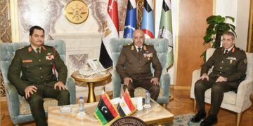 وزير الدفاع والإنتاج الحربى والفريق / أحمد خليفة رئيس أركان حرب القوات المسلحة يلتقيان نائب القائد العام للجيش الوطنى الليبى