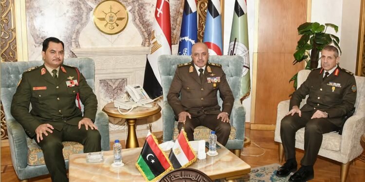 وزير الدفاع والإنتاج الحربى والفريق / أحمد خليفة رئيس أركان حرب القوات المسلحة يلتقيان نائب القائد العام للجيش الوطنى الليبى