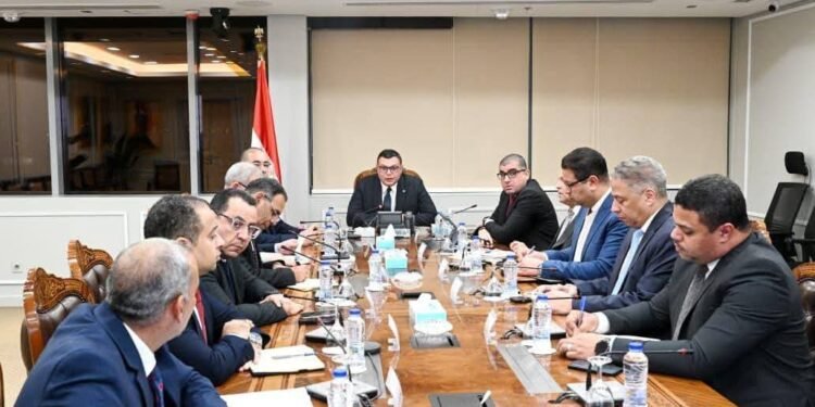 وزير الإسكان يتابع الموقف التنفيذي للمشروعات ومنظومة الصيانة ورفع الكفاءة بمدينة الشروق