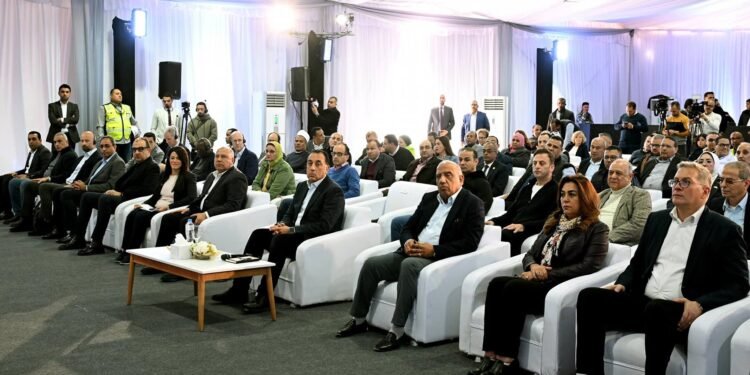 رئيس الوزراء يفتتح المرحلة الأولى من مشروع “أوبيليسك لتوليد الكهرباء من الطاقة الشمسية” بنجع حمادي