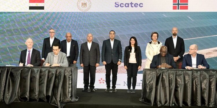 على هامش احتفالية افتتاح المرحلة الأولى من مشروع «أوبيليسك» للطاقة الشمسية بنجع حمادي بقنا: رئيس الوزراء يشهد توقيع اتفاقيات التمويل المبدئية لمشروع «ڤالي للطاقة المستدامة