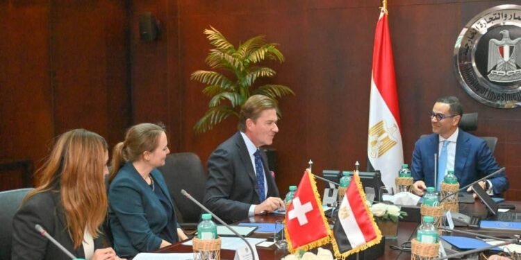 وزير الاستثمار يلتقي السفير السويسري بالقاهرة لبحث سبل تعزيز التعاون الاقتصادي المشترك واستعراض فرص الاستثمار المستقبلي