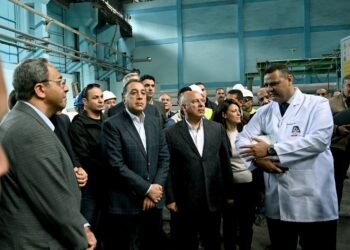 بالصور وعقب افتتاح المرحلة الأولى من مشروع “أوبيليسك لتوليد الكهرباء من الطاقة الشمسية” بنجع حمادي:رئيس الوزراء يتفقد خط الإنتاج الجديد لـ “السلك” بشركة مصر للألومنيوم