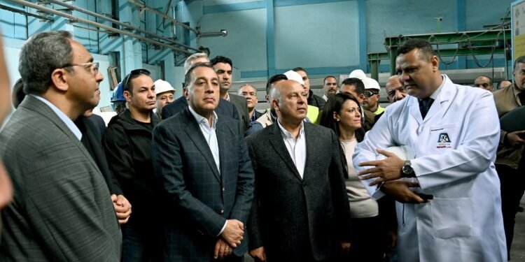 بالصور وعقب افتتاح المرحلة الأولى من مشروع “أوبيليسك لتوليد الكهرباء من الطاقة الشمسية” بنجع حمادي:رئيس الوزراء يتفقد خط الإنتاج الجديد لـ “السلك” بشركة مصر للألومنيوم