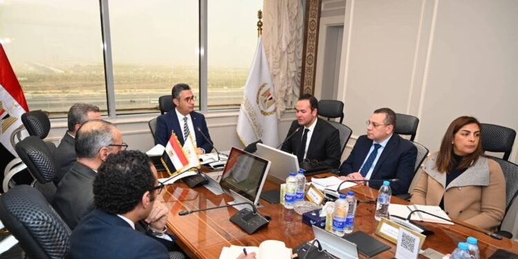 الدكتور شريف فاروق والدكتور أسامة الجوهري يستعرضان خطوات إطلاق تطبيق كارت المفتش للرقابة على المنشآت التموينية وحوكمتها