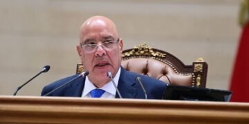 محافظ أسوان يهنئ رئيس مجلس النواب ووكيلى المجلس ونواب المحافظة.. ويؤكد: تكاتف الجهود لإستكمال مسيرة البناء والتنمية