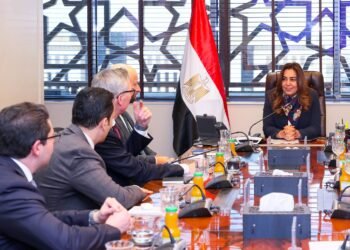 وزيرة التنمية المحلية والقائم بأعمال وزير البيئة توجه بالانتهاء من دراسة تقييم الأثر البيئي لمشروع توليد الكهرباء من الرياح بالبحر الأحمر