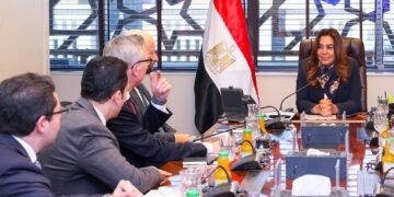 وزيرة التنمية المحلية والقائم بأعمال وزير البيئة توجه بالانتهاء من دراسة تقييم الأثر البيئي لمشروع توليد الكهرباء من الرياح بالبحر الأحمر