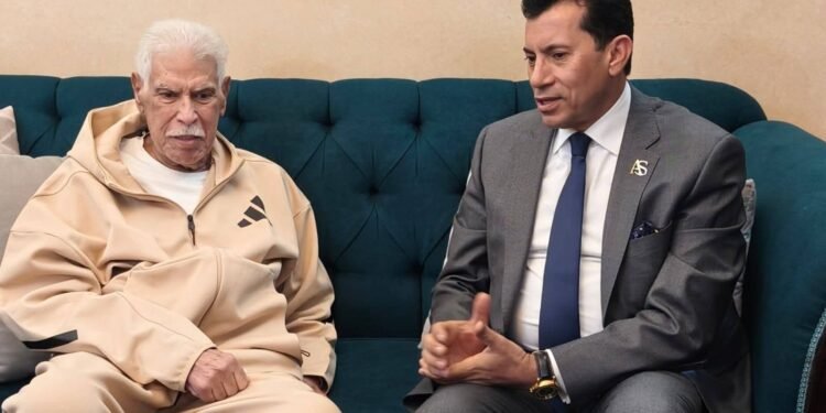 وزير الشباب والرياضة يطمئن على الحالة الصحية للكابتن حسن شحاتة