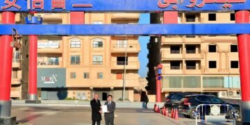 وزير التربية والتعليم والتعليم الفني يصطحب نظيره الياباني لتفقد “محور شينزو آبي”..ويُسلّمه رسالة شكر وتقدير من فخامة الرئيس إلى أسرة رئيس الوزراء الياباني الراحل