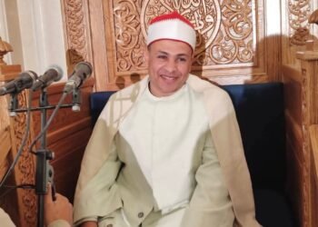 مثل استاذك المنشاويالشيخ محمد أبو العلا أول قارئ يقراء قران الجمعه في الإذاعة والتلفزيون دون أن يكون معتمد بالإذاعة