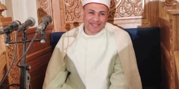 مثل استاذك المنشاويالشيخ محمد أبو العلا أول قارئ يقراء قران الجمعه في الإذاعة والتلفزيون دون أن يكون معتمد بالإذاعة