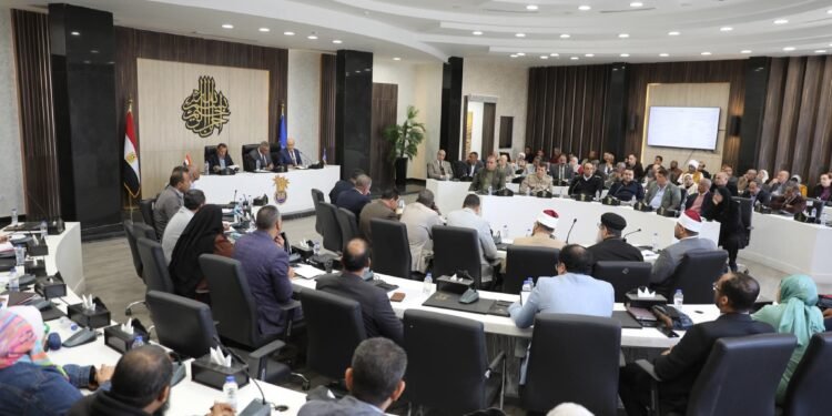 محافظ أسوان يشيد بإختيار وزارة التربية والتعليم بإختيار مدارس فنية للعمل بنظام التكنولوجيا التطبيقية تساهم فى تأهيل أبنائنا الطلاب لسوق العمل