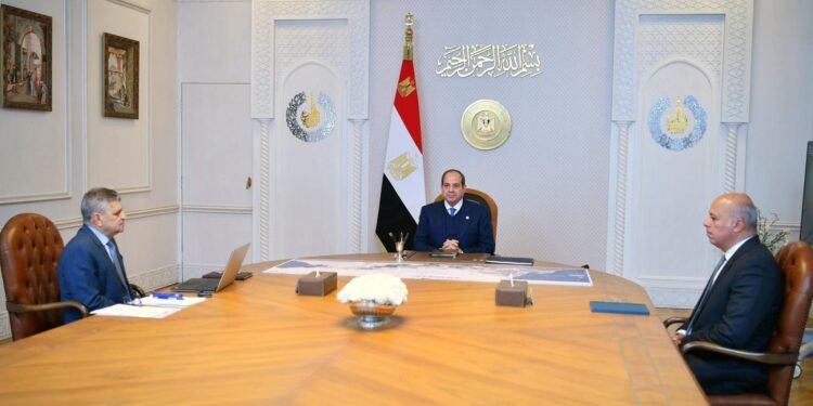 السيسي يتابع حركة الملاحة في قناة السويس ويؤكد على تطوير الممر المائي
