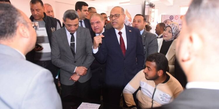 وزير العمل ومحافظ السويس يفتتحان ملتقى توظيفي ويوفر 1700 فرصة عمل لشباب المحافظة