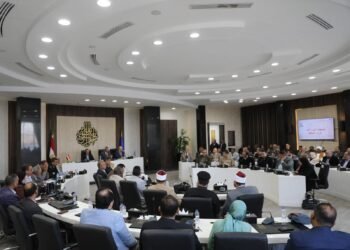 محافظ أسوان يشدد على الإستعداد المبكر لمواجهة السيول والأمطار ويؤكد على التنسيق الميدانى الكامل لحماية المواطنين