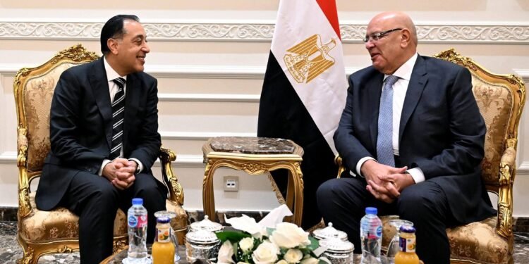 رئيس الوزراء يهنئ المستشار هشام بدوي رئيس مجلس النواب بتولي مهام منصبه