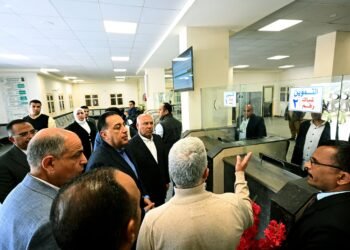 رئيس الوزراء يتفقد سير العمل والخدمات المقدمة للمواطنين بالمركز التكنولوجي بقرية “تونا الجبل” بمحافظة المنيا