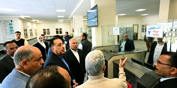 رئيس الوزراء يتفقد سير العمل والخدمات المقدمة للمواطنين بالمركز التكنولوجي بقرية “تونا الجبل” بمحافظة المنيا