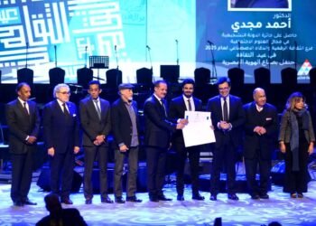 وزير الثقافة يكرم د. أحمد مجدي بآداب عين شمس