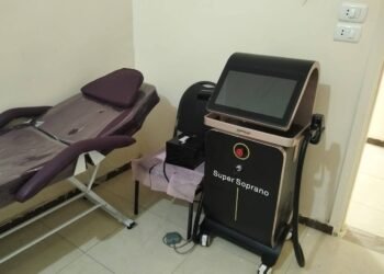 ضبط طالبة تنتحل صفة طبيبة جلدياة و اسم وهمي و غلق وتشميع مركز تجميل غير مرخص تديره بساقلتة