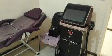 ضبط طالبة تنتحل صفة طبيبة جلدياة و اسم وهمي و غلق وتشميع مركز تجميل غير مرخص تديره بساقلتة