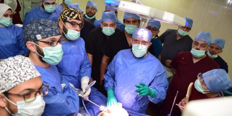 اجراء أول جراحة متطورة لاستئصال أورام المريء بالمناظير ..إنجاز طبي غير مسبوق بمستشفيات سوهاج الجامعية